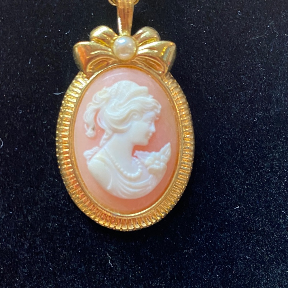 Vintage Avon Pink Cameo Pendant with Gold and Faux Pearl Necklace - Picture 3 of 9